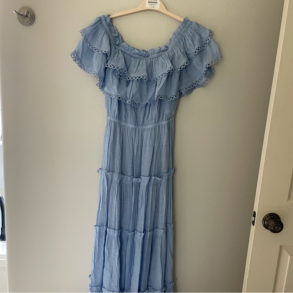 Women’s light blue blue flowy dress. Can we worn off shoulders or not.